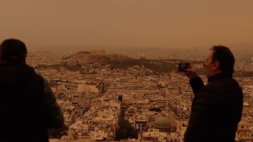 VIDEO Grecia, înghițită de o ceață portocalie, provocată de furtuna de praf din Sahara / Este unul dintre cele mai grave episoade de acest gen care au lovit țara din 2018 / Un pericol pentru sănătatea oamenilor