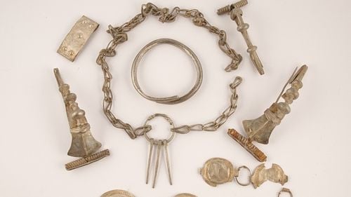 Tezaurul dacic din argint descoperit cu detectorul are caracter ceremonial iar calitatea execuţiei indică statutul de aristocrat al purtătorului - FOTO