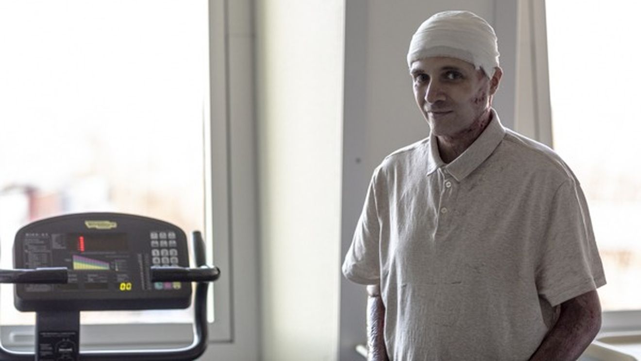 Imagini cu medicul Cătălin Denciu, ars grav în incendiul de la Piatra Neamț și tratat în Belgia / ”Astăzi pot deja să pedalez pe bicicletă”