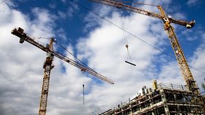 Căminele construite de Politehnica București: unul de 5 milioane de euro făcut cu bani proprii, altul, cu o capacitate dublă, dar preț de aproape cinci ori mai mare, făcut cu bani de la guvern. Universitatea: căminul mai mic are mai puține dotări și investiția nu include finisările