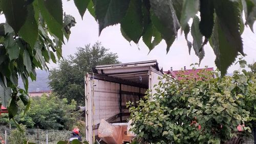 FOTO Accident pe centura orașului Călimănești / Un tir a intrat prin grădina unei gospodării și a ajuns până aproape de casă / Nimeni nu a fost rănit