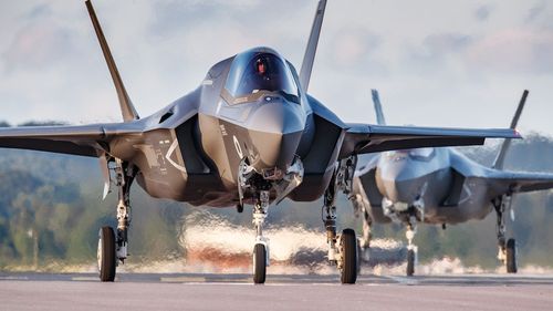 Un avion de vânătoare britanic F-35 s-a prăbușit în mare în timpul unei operațiuni de rutină în Marea Mediterană. Pilotul s-a catapultat în siguranță și a ajuns pe portavionul HMS Queen Elizabeth