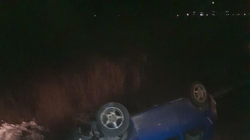 Cluj: Un autoturism s-a răsturnat pe calea ferată între Poieni și Ciucea/ Mașina era condusă de un minor de 16 ani / Traficul feroviar a fost oprit