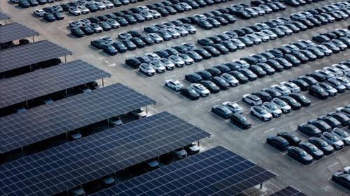 WSJ: Retragerea SUA din ambițiile privind vehiculele electrice se răspândește în întreaga lume / Realitatea dură îi obligă pe producătorii auto europeni să pună frână tranziției spre EV
