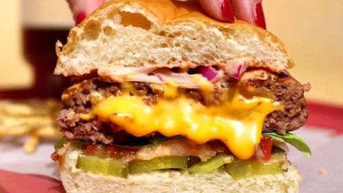 Cum arată un cheeseburger „simplu” într-un restaurant cu stea Michelin Green / Chef: „Cred că gustul de ars a devenit un profil de aromă în sine”