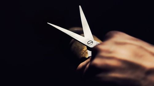 Franța: Un frizer kurd, atacat cu foarfeca de un client de origine turcă, enervat de melodiile kurde difuzate în salon