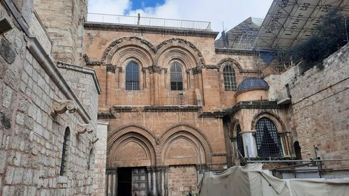 Israelul bate în retragere după scandalul de la Sfântul Mormânt privind interzicerea accesului în Duminica Floriilor Catolice, prin intervenția poliției israeliene. Plan de a permite liderilor religioși să se roage zilele următoare, în Săptămâna Sfântă