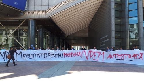 Asociațiile care luptă pentru autostrăzile Moldovei amenință Guvernul României cu trimiterea în judecată și cer justificarea renunțării la fonduri europene