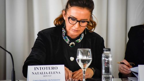 Se înăspresc condiţiile pentru asistenţii maternali; nu mai permitem ca tinerii de 18 ani să preia copii în grijă (Intotero)