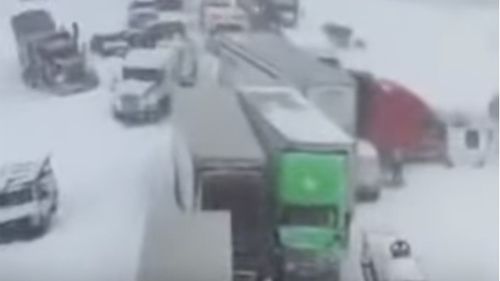 Carambol în Michigan: Peste 100 de mașini implicate într-un un accident în lanț pe o autostradă