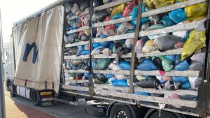 Cinci automarfare, cu peste 42 de tone de deşeuri, oprite să intre în ţară la Vama Borş / Mărfurile proveneau de la diferite societăţi comerciale din Italia, Finlanda, Elveţia, Norvegia şi Olanda pentru firme din România