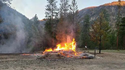 Alte două biserici catolice au fost incendiate în Canada / Incindentele au loc după descoperirea a 750 de morminte anonime pe locul unui fost internat al Bisericii Catolice