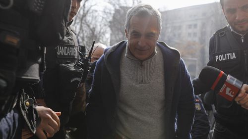 BREAKING Călin Georgescu, pus sub control judiciar de procurori. E cercetat în trei dosare penale: instigare la acțiuni împotriva ordinii constituționale, sprijin pentru organizații fasciste și fals în declarații privind finanțarea campaniei electorale / Sute de susținători au protestat la Parchet / Elon Musk, val de postări critice
