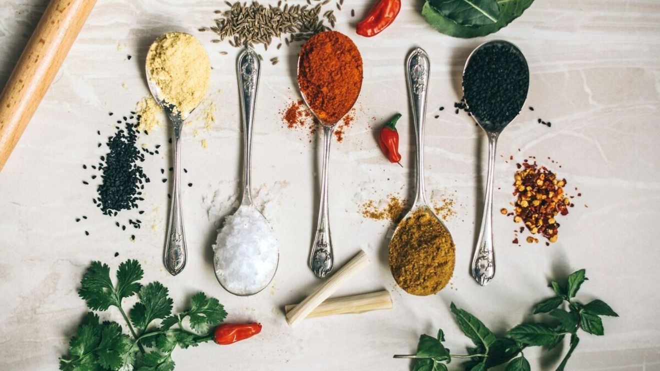 12 ingrediente ușor de folosit și la îndemână, dar cu care putem să dăm un gust deosebit mâncărurilor în care avem impresia că ”lipsește ceva”/ Câteva idei de rețete îmbunătățite