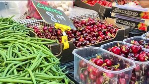 Bogăție de legume și fructe de primăvară în piețele de la Mediterana. Cât costă pepenii, roșiile sau sfecla