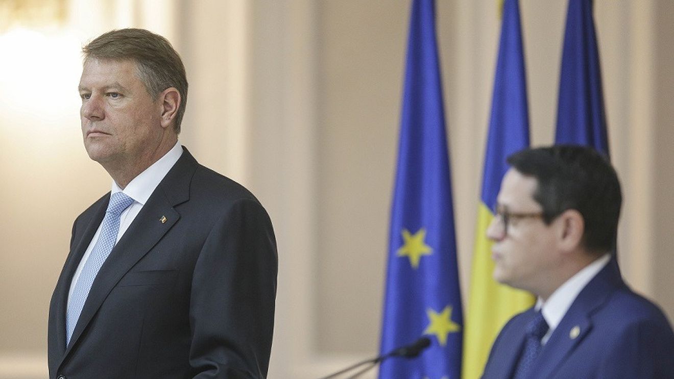 Klaus Iohannis l-a decorat pe Eduard Hellvig după ce și-a anunțat demisia:  SRI a redevenit o instituție ghidată de principiile democratice ale separației puterilor în stat, activitatea sa desfășurându-se astăzi în interiorul limitelor trasate de Constituție 