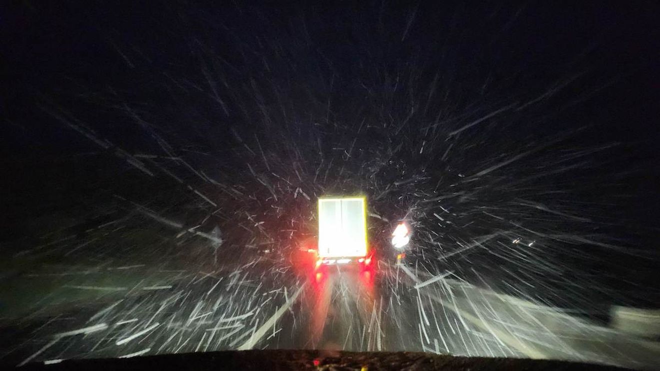 Ninge în centrul țării / Drumarii din Brașov: ”Conduceți cu prudență și nu plecați la drum fără cauciucuri de iarnă!” / Cod galben de ninsori în Brașov