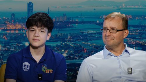 VIDEO | CEO AI Talks: Ediție specială de 1 Iunie. Riscurile și promisiunile Inteligenței Artificiale, prin ochii a două generații: Un elev de 13 ani, premiat la robotică, în dialog cu Zdenek Romanek, CEO Raiffeisen Bank