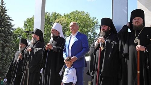 Familia tradiţională - temă de campanie care uneşte România şi Moldova. Igor Dodon, înconjurat de preoţi subordonaţi Patriarhiei ruse la mitingul din Chişinău