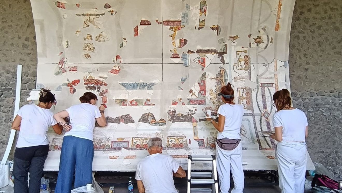 GALERIE FOTO Descoperire inedită la Pompei: un tavan cu fresce inspirate din mitologia greacă a fost reconstituit