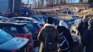 Gondola care urcă din Sinaia la Cota 2000 din Bucegi, nefuncţională din cauza vântului puternic