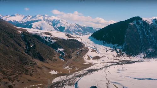 Doi cameramani ai unui canal de investigații din Kârgâzstan, critic cu guvernul, condamnați la cinci ani de închisoare