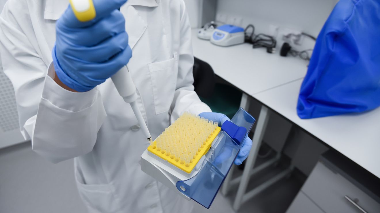 Adăugarea secvenţierii genomului la screeningul standard al nou-născuţilor ar putea ajuta la diagnosticarea precoce a afecţiunilor tratabile, potrivit unui nou studiu
