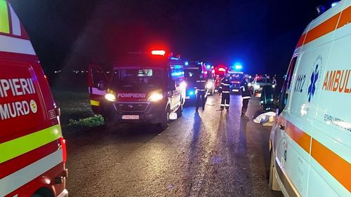 UPDATE Doi migranți morți și 10 răniți într-un grav accident în apropiere de Timișoara / Șoferul, care a fugit inițial, s-a predat la poliție