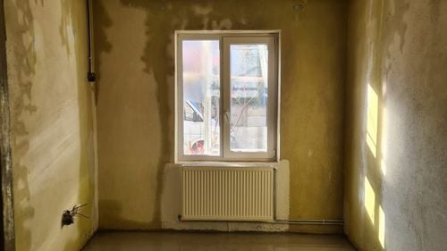 FOTO Persoane necunoscute au distrus o creşă din Târgu Secuiesc, înainte de inaugurare