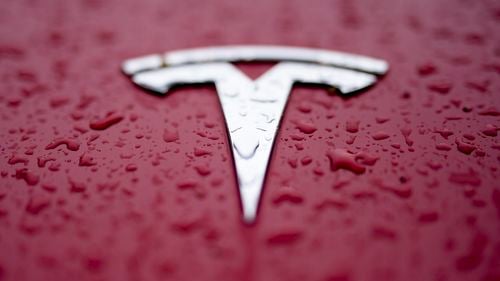 JP Morgan scade preţul-ţintă al acţiunilor Tesla și anticipează livrări reduse pentru al doilea an consecutiv