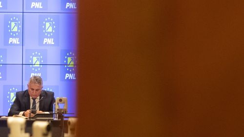 Organizația ActiveWatch critică amenda de 10.000 de lei dată de CNA postului B1 TV pentru emisiuni critice la adresa ministrului Lucian Bode: Jurnaliștii nu sunt doar un stativ de microfon sau asistenții personali ai politicienilor pe care-i chestionează, datoria lor este să fie incomozi