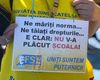 Sindicaliştii din educaţie protestează la Parlament. Ei cer salarii mai mari și norme mai mici