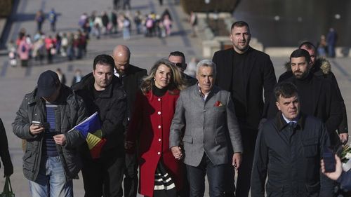 Imaginea zilei: Călin Georgescu, înconjurat nonstop de șapte gărzi de corp la manifestația din București