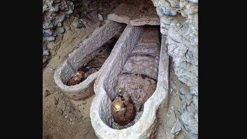 Descoperire neobișnuită în Egipt: O mumie veche de 1.600 de ani avea lipit pe abdomen un fragment din epopeea Iliada