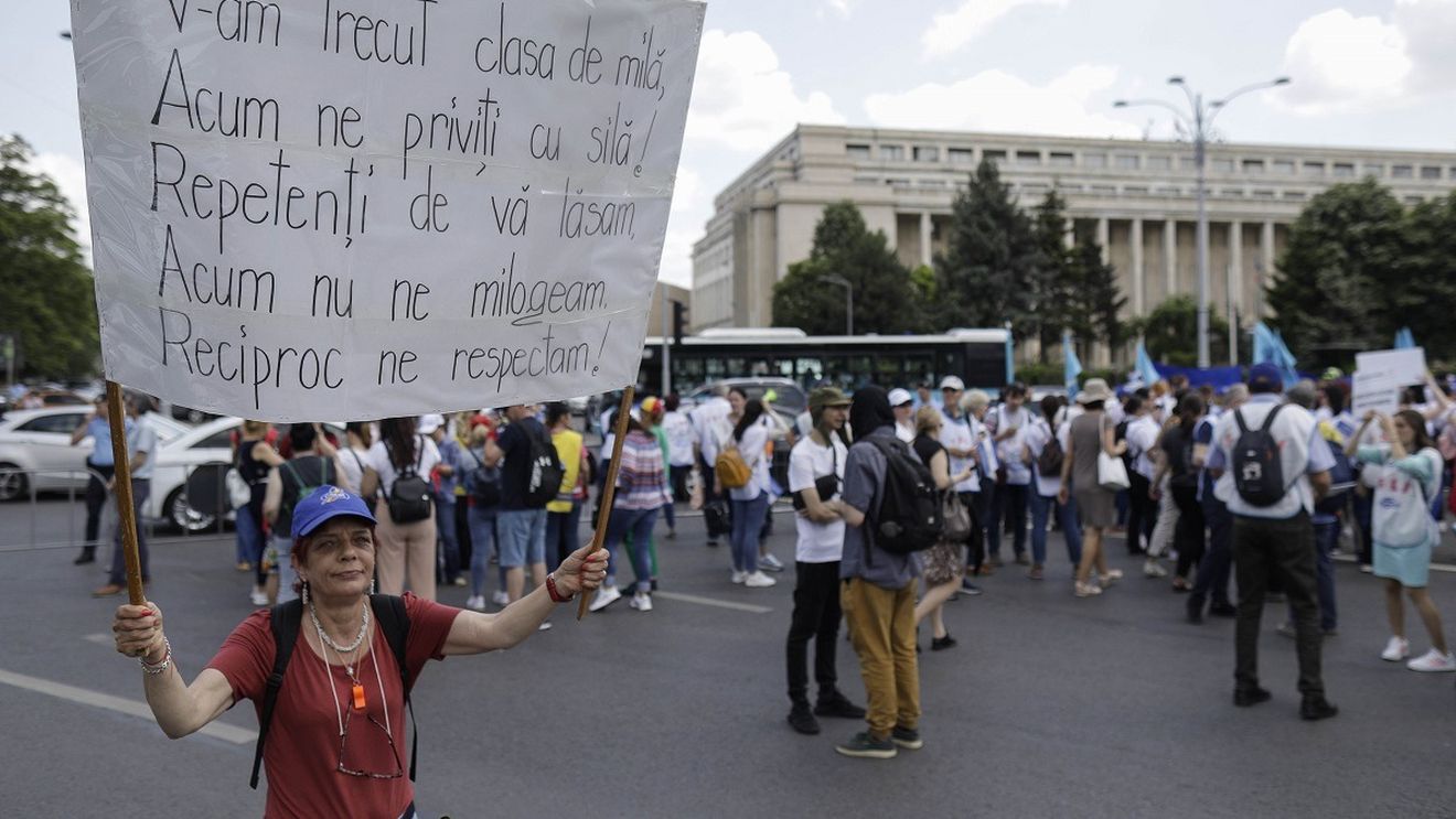 OFICIAL Sindicatele din Educație continuă greva: Nu ne-ați convins că, după încheierea grevei, veți investi cu adevărat în educație. Nu v-ați asumat printr-un act normativ că, odată cu apariția noii legi a salarizării, salariul profesorului debutant va fi cel puțin egal cu salariul mediu pe economie