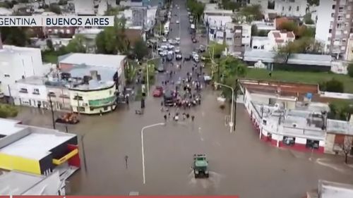13 persoane au murit după ploile torenţiale care au devastat orașul argentinian Bahia Blanca