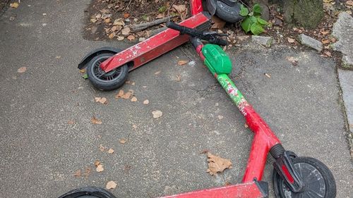 Închirierea de trotinete electrice, interzisă în Praga din 2026 din cauza haosului de pe trotuare