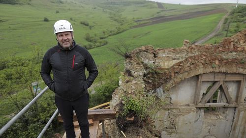 VIDEO SPECIAL Omul de la volanul Ambulanței pentru Monumente, care salvează patrimoniul României: „Oamenii redescoperă de fapt ceea ce era în ei”