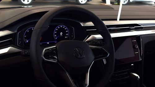 Vor fi vândute două autoturisme de lux confiscate de la ofițerii de la Permise Suceava /  Procurorii DNA au cerut asta pentru ca autoturismele să nu-și piardă valoarea