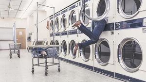 Cum și când ne curățăm hainele? / Cât de des trebuie să îți speli blugii sau tricourile?