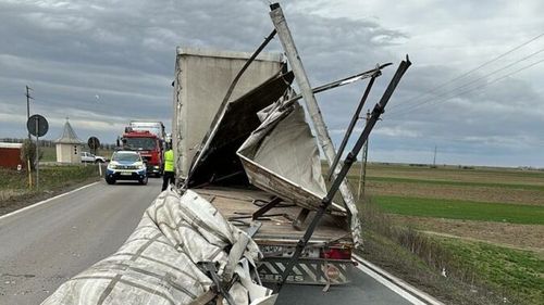 Remorca unui camion s-a dezmembrat din cauza vântului puternic, mai multe bucăți au fost proiectate în TIR/ Un bărbat a ajuns la spital