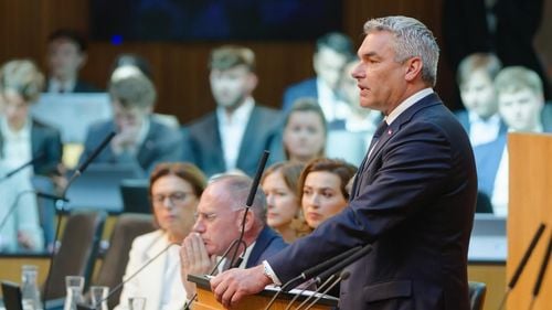 Preşedintele Austriei l-a însărcinat pe actualul cancelar Karl Nehammer să formeze un nou guvern, deşi alegerile au fost câştigate de extrema dreaptă