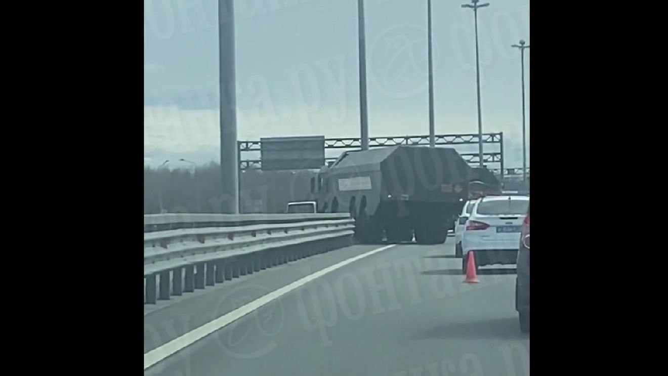 VIDEO Un sistem rusesc de rachete Iskander a intrat într-un parapet de pe o șosea de lângă Sankt Petersburg / Vehiculul se îndrepta spre o repetiție pentru parada de 9 mai