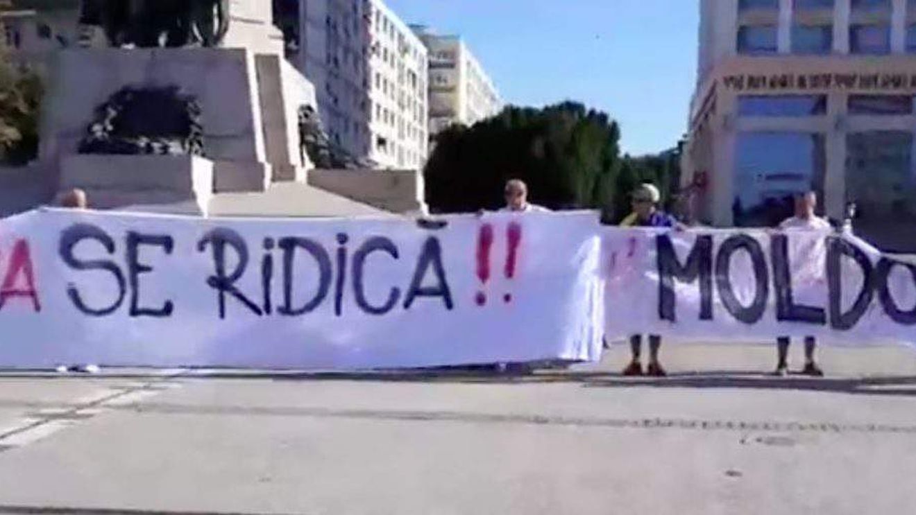 VIDEO O coloană de maşini a plecat din Piaţa Unirii din Iași la protestul de la Bucureşti