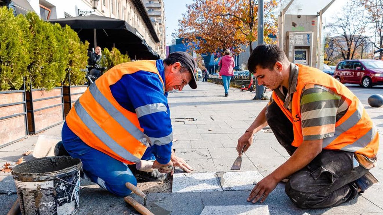Nicuşor Dan anunţă lucrări pentru refacerea trotuarelor de la Piaţa Unirii, pe strada Halelor: O zonă intens circulată, care necesita reparaţii urgente / Vor fi înlocuite pavelele de granit deteriorate