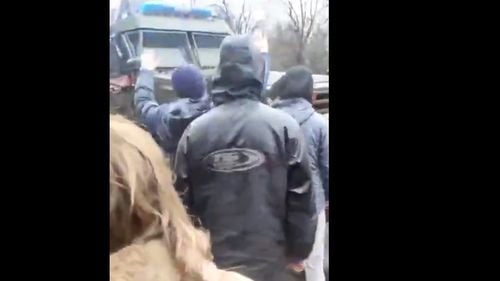 VIDEO Imagini emoționante: zeci de ucraineni încearcă să oprească, cu mâinile goale, un convoi militar uriaș al armatei ruse