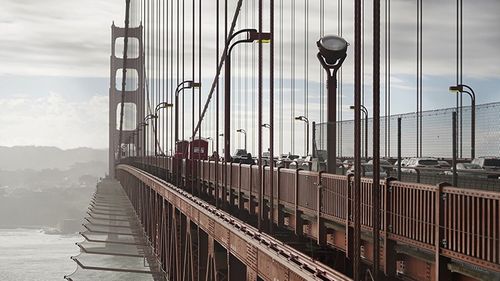 A durat zeci de ani: San Francisco instalează în sfârșit plase pentru a opri sinuciderile de pe podul Golden Gate /  ”Este o plasă din sârmă de oțel inoxidabil, așa că este ca și cum ai sări într-o răzătoare de brânză”