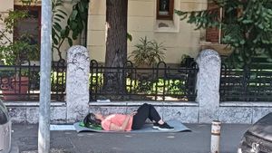 A șasea zi de greva foamei în fața Ministerului Educației pentru mama elevei de la Colegiul Brukenthal din Sibiu, „declarativ” cu predare în limba germană: Respectarea legii ar elimina tot acest haos