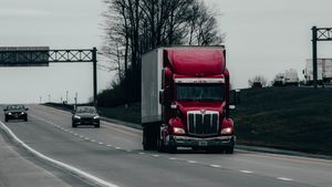 UPDATE Traficul a fost reluat/ Cozi de doi kilometri pe drumul Giurgiu-București după ce șoferul TIR-ului răsturnat a refuzat prelevarea probelor biologice