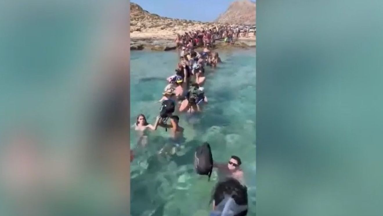 Cum vrea Creta să descurajeze turismul în masă debarcând turiștii în mare: Nu am fost informat că nava nu mai acosta în Balos. Acum se oprește la zece metri de țărm, obligându-i pe pasageri să meargă în apă adâncă